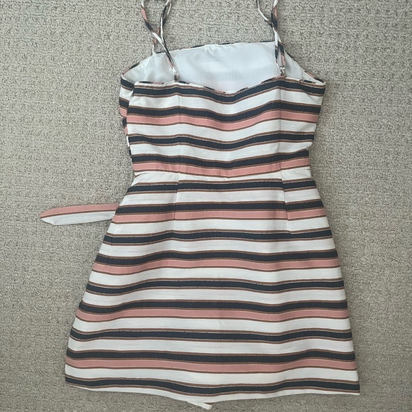 Adelyn Rae romper in size medium in excellent condition. - Picture 3 of 3